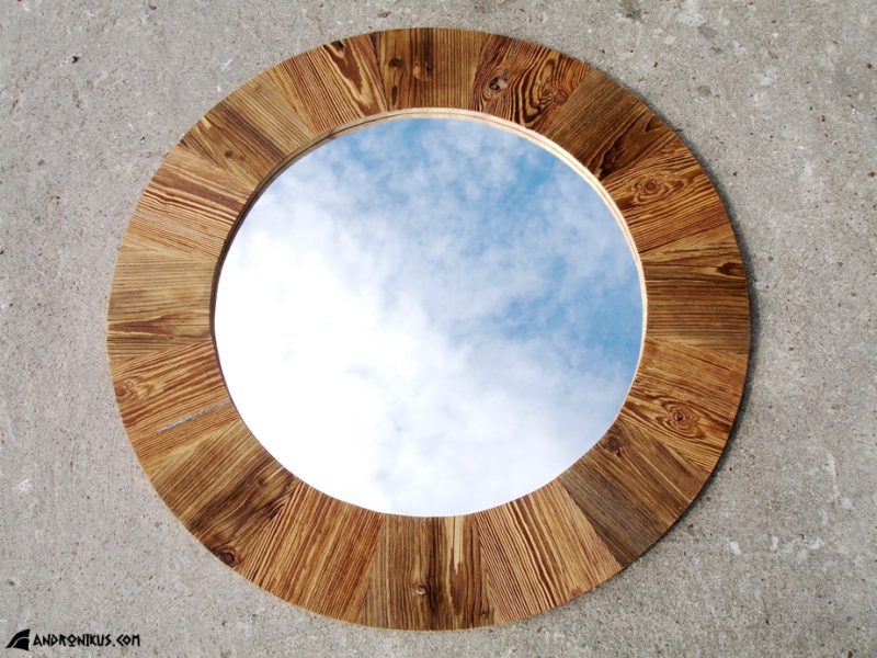 okrągłe lustro w ramie ze starego drewna