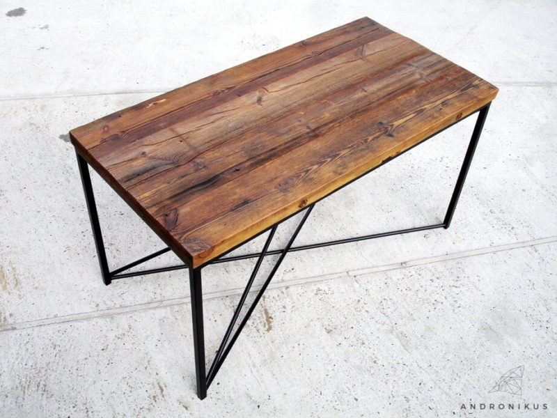 stół ze starego drewna na czarnych nogach