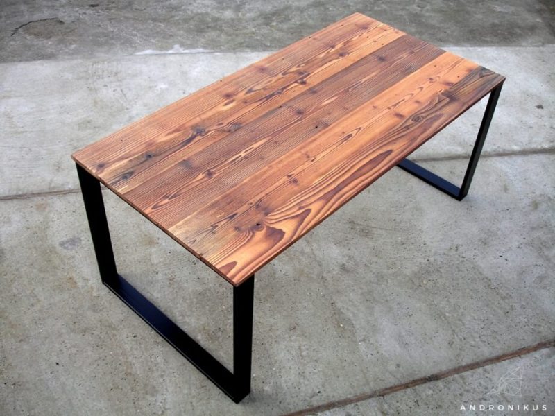 stół ze starego drewna z odzysku na metalowych nogach