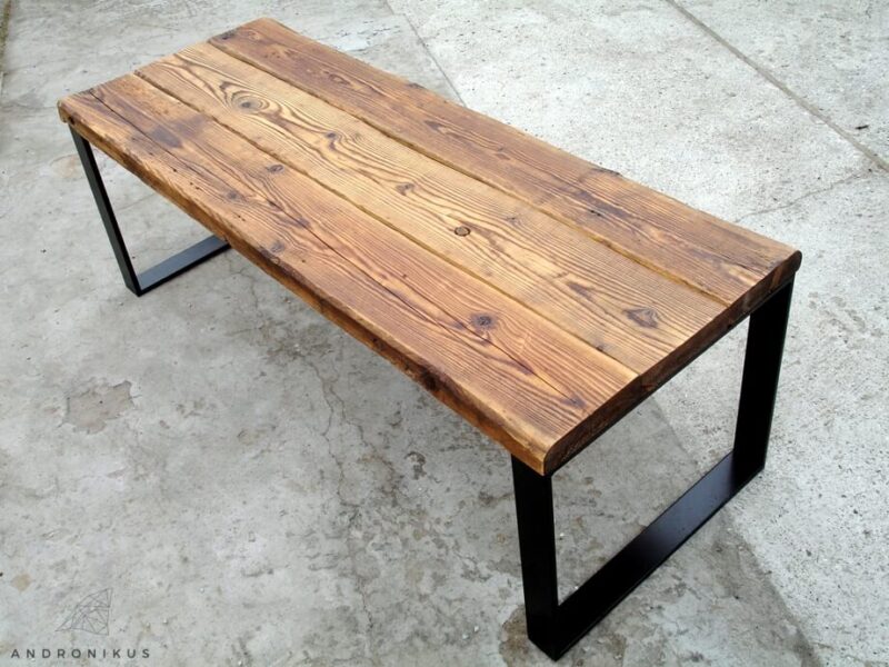 duży stół ze starego drewna
